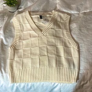 ( NEW WITH TAGS!! ) H&M White Knit Sweater Vest